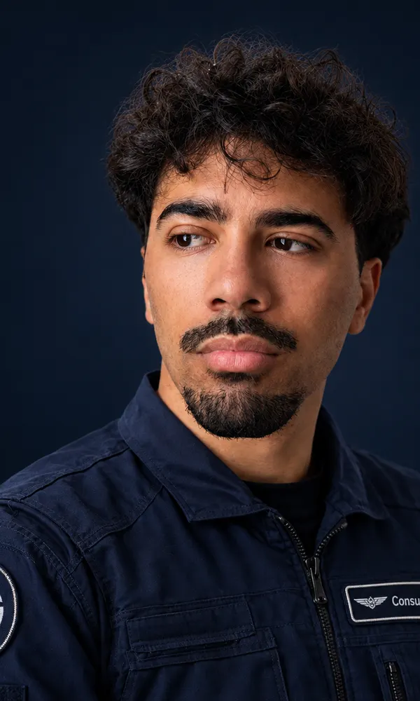Abdelghani Ennadif, consultant SEO freelance, en combinaison de vol