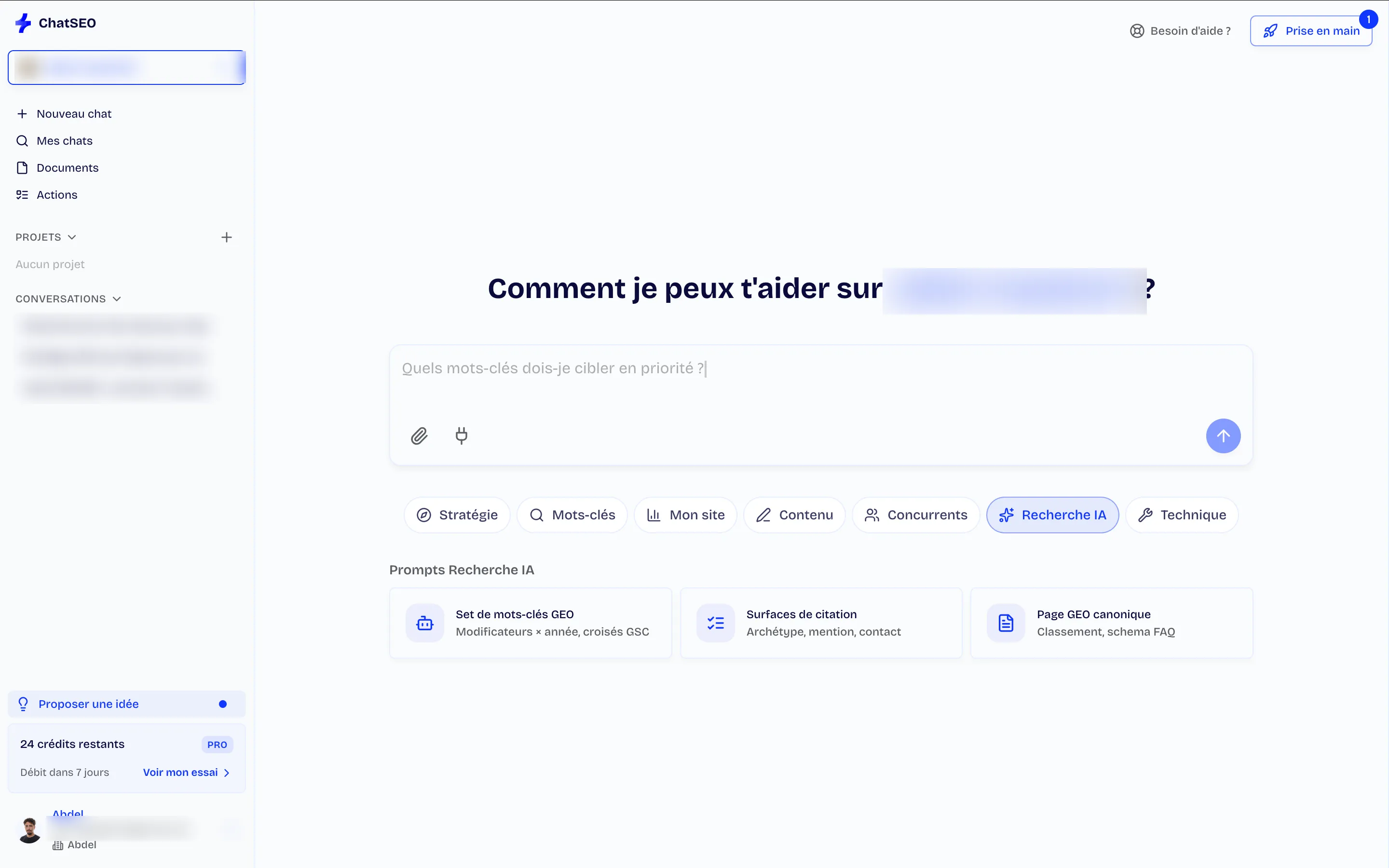 L'interface de ChatSEO : une fenêtre de chat, des prompts préécrits classés par catégorie et le compteur de crédits