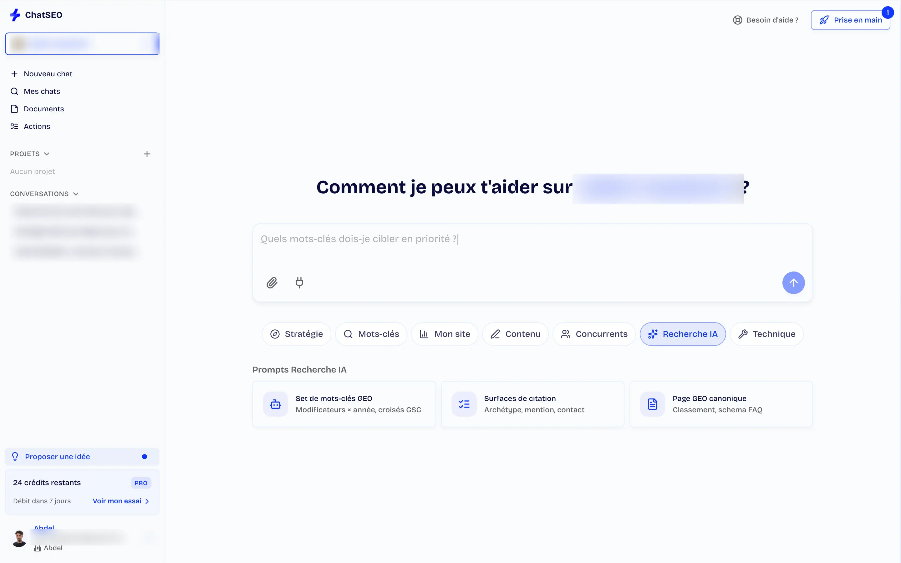 L'interface de ChatSEO : une fenêtre de chat, des prompts préécrits classés par catégorie et le compteur de crédits